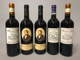 quatre bouteilles de vin sont alignées sur une table