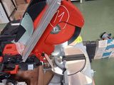 une machine posée sur une table dans une pièce