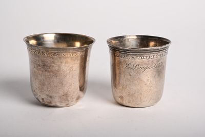 une paire de coupes en argent sur fond blanc