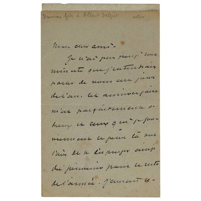 une lettre manuscrite rédigée par un homme qui tient une feuille de papier