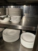 Lot d'assiettes : assiettes creuses, plates, assiettes à des…