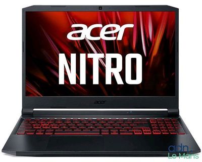 L'ordinateur portable Acer Nitro est déballé et prêt à l'emploi.