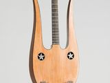 une image représentant un instrument en bois orné d'un visage