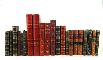 un grand nombre de livres alignés sur une étagère