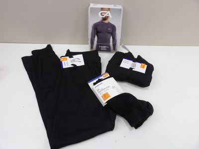 un pantalon noir et une paire de chaussettes posés sur une table