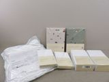 Plusieurs cartons et colis sont posés par terre, les uns à côté des autres.