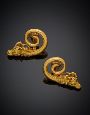 une paire de boucles d'oreilles en or ornées d'une tête de dragon et d'un motif en spirale