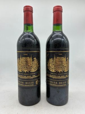 deux bouteilles de vin rouge posées l'une à côté de l'autre sur une table