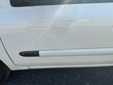 une voiture blanche garée sur le parking