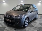 une photo d'une Citroën grise garée dans un garage