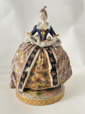 une image représentant une figurine de femme assise sur une table