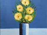 peinture représentant des fleurs jaunes dans un vase sur fond bleu
