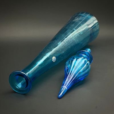 deux vases en verre bleu posés sur une table