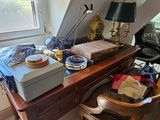 une photo d'une pièce en désordre avec un bureau et une chaise