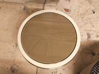 Guéridon ovale en bois, résine beige, métal et verre fumé, l… (photo 3)