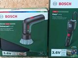 deux boîtes de sèche-cheveux Bosch posées sur une table en bois
