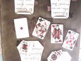 une photo représentant une photo d'un jeu de cartes posé sur une table