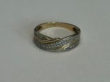 gros plan d'une bague sur une table à fond blanc
