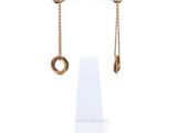 gros plan d'une paire de boucles d'oreilles sur une surface blanche