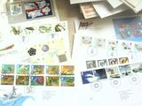 une pile de cartes postales et de timbres posée sur une table