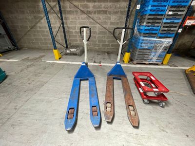 trois skis posés par terre dans un entrepôt