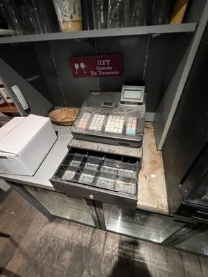 une photo d'une caisse enregistreuse dans un magasin