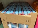 une boîte en carton qui contient beaucoup de nourriture