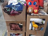 deux cartons sur lesquels sont posées des peluches