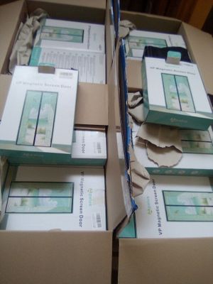 plusieurs boîtes d'appareils électroniques sont empilées les unes sur les autres