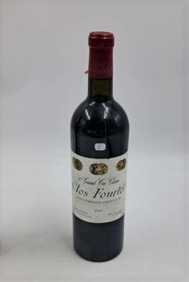 une bouteille de vin à côté d'une bouteille de vin