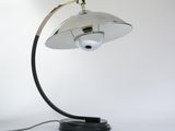 gros plan d'une lampe sur une table à fond blanc
