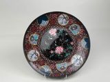 une image représentant une assiette décorative ornée de fleurs et de papillons