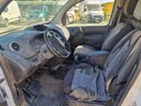 une voiture sale garée sur le parking