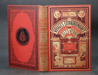 la couverture et le dos d'un livre rouge aux bords dorés