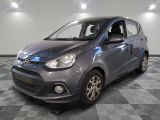 une photo d'une voiture grise garée dans un showroom