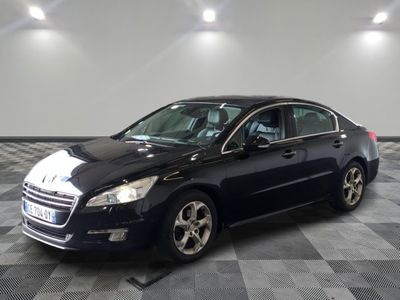 la voiture noire est garée dans le garage sur le sol en damier