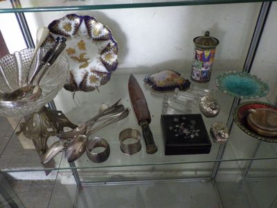 une vitrine en verre contenant divers objets