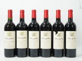 six bouteilles de vin rouge alignées sur une table