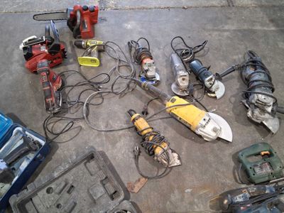 Lot d'outils divers hors service comprenant : cinq meuleuses… - Photo 1
