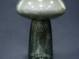 une image représentant une lampe de table en forme de champignon, avec un cordon d'alimentation branché dessus