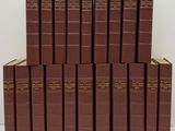 une pile de livres superposés sur une table