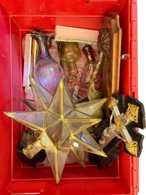une boîte rouge contenant une étoile et d'autres objets