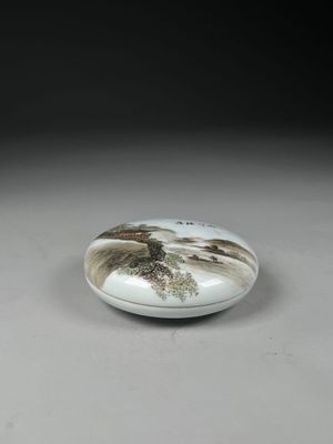 une image représentant un bol blanc et noir orné d'une peinture