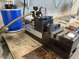 une machine posée sur une table