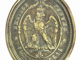 une vieille pièce sur laquelle figurent un aigle et une couronne