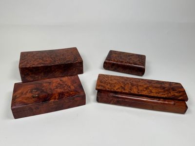 trois morceaux de bois sont posés sur une surface blanche