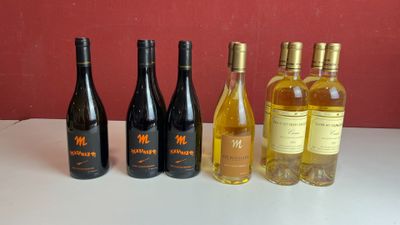 plusieurs bouteilles de vin sont alignées sur une table