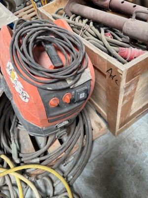 de nombreux types d'outils différents et des outils rangés dans une boîte