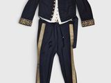 une photo d'un costume orné de galons dorés et d'une chemise blanche