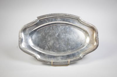une assiette en argent antique avec un motif décoratif sur le bord